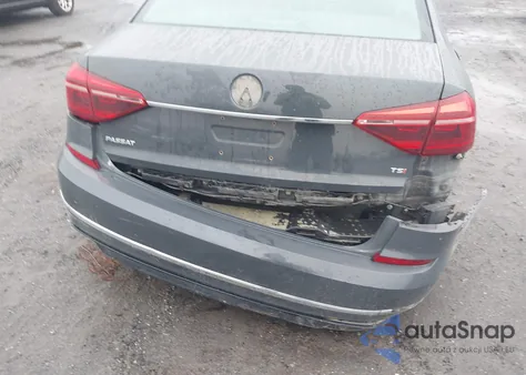 2017 Volkswagen Passat 1.8T R-Line z USA, uszkodzony, nr VIN 1VWDT7A37HC058768